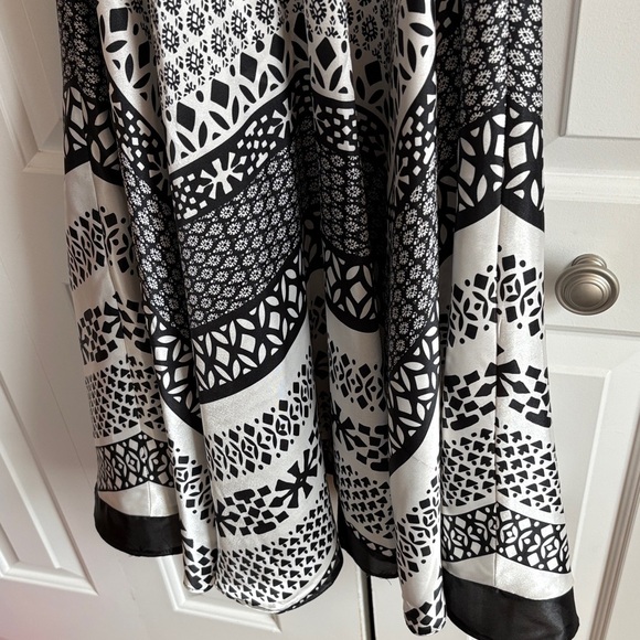 Melrose Elegant Black and White Patterned Dress - Picture 3 of 8